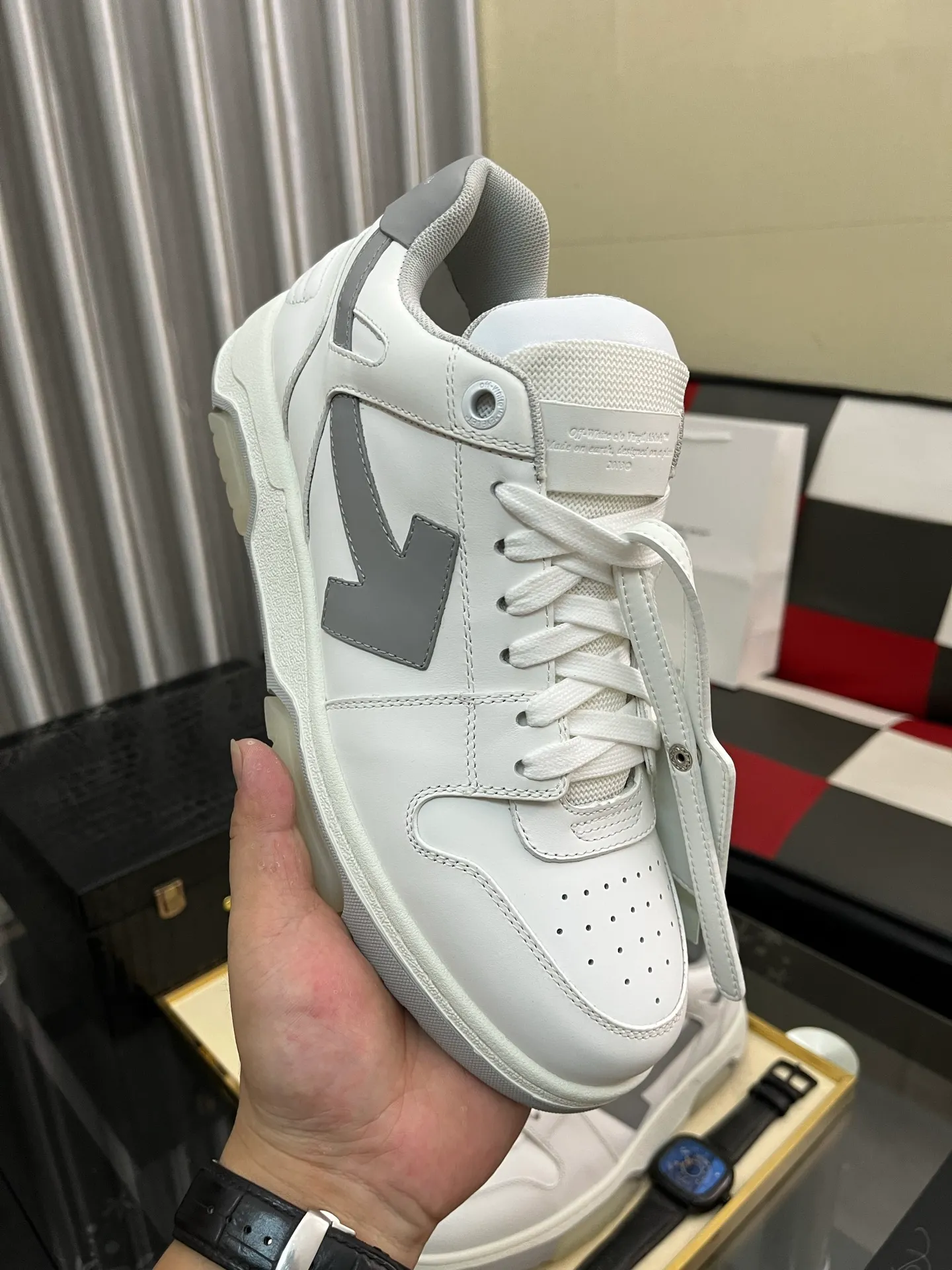 Men's shoes 💰600⌚️⌚️ OFF-White C/O VirGil Abloh fashionable and versatile casual shoes. Exclusive first release of the new model. Made of environmentally friendly cowhide leather and mesh fabric upper material. The insole is embedded with foam cushioning EVA material. The correct midsole is equipped with EVA lightweight cushioning. External tooth nail rubber outsole. The correct accessories can be customized simultaneously. Women's model: 35-40 Men's model: 39-45